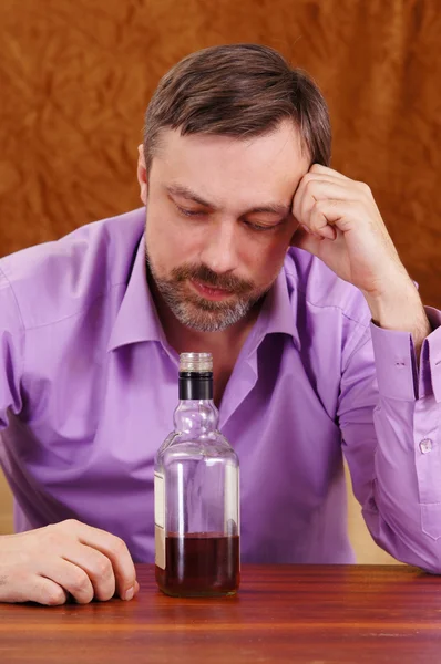 Man drinks whiskey — Stock Photo, Image