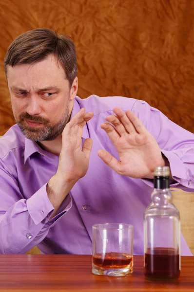 Człowiek odmawia alkoholu — Zdjęcie stockowe