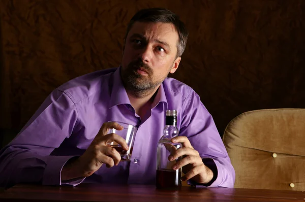 Guy gets drunk — Stock Photo, Image
