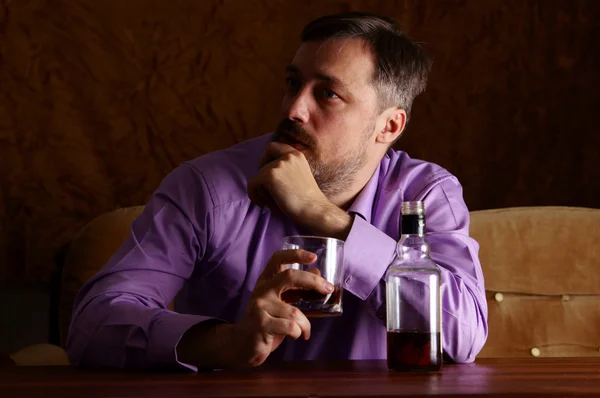 Guy drinking whiskey — Stock Photo, Image