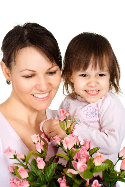 Schöne Frau mit Tochter und Blumen — Stockfoto