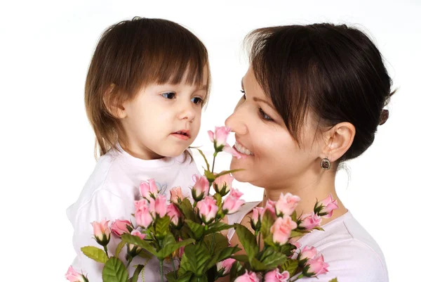 Schöne Frau mit Tochter und Blumen — Stockfoto