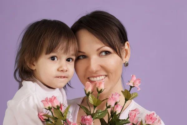 Güzel, güzel bir beyaz anne kızıyla birlikte — Stok fotoğraf