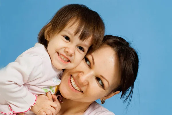 Glimlach Kaukasische dame met een dochter — Stockfoto