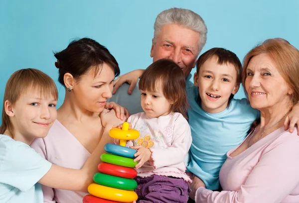 Úsměv Kavkazský šťastné rodiny postavení — Stock fotografie