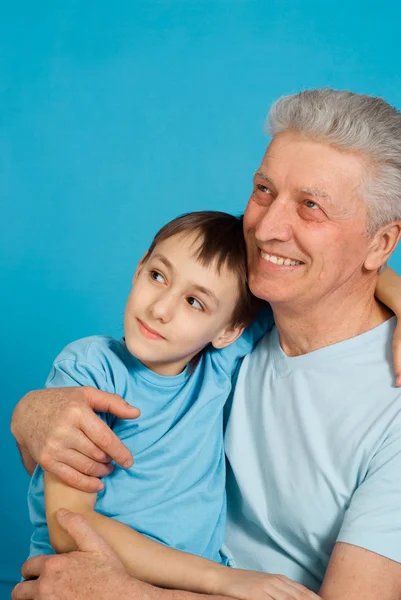 Homem idoso caucasiano com um menino — Fotografia de Stock