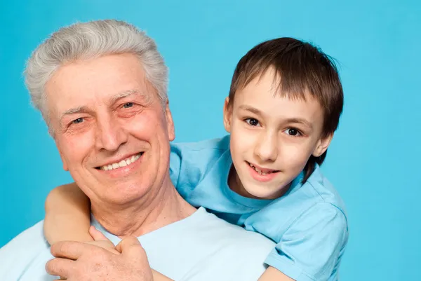 Kaukasiska gubbe med en pojke — Stockfoto