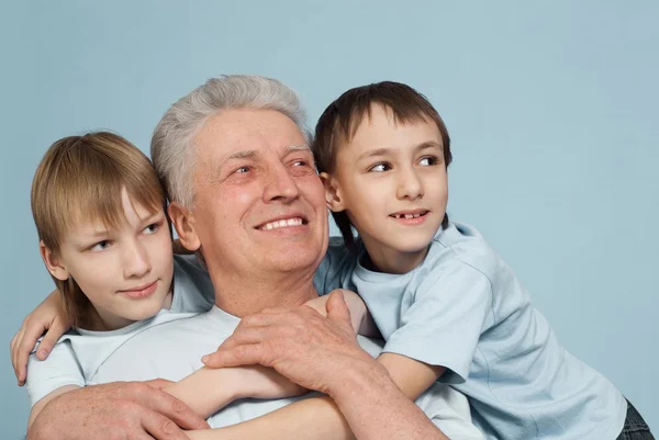 Feliz abuelo caucásico de dos niños —  Fotos de Stock