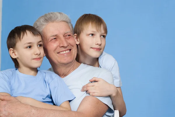 Glad kaukasiska farfar till två pojkar — Stockfoto