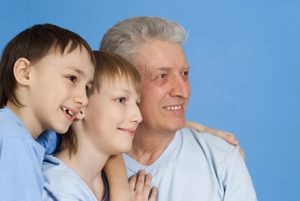 Heureux grand-père caucasien de deux garçons — Photo