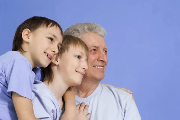 Счастливый кавказский дедушка двух мальчиков — стоковое фото