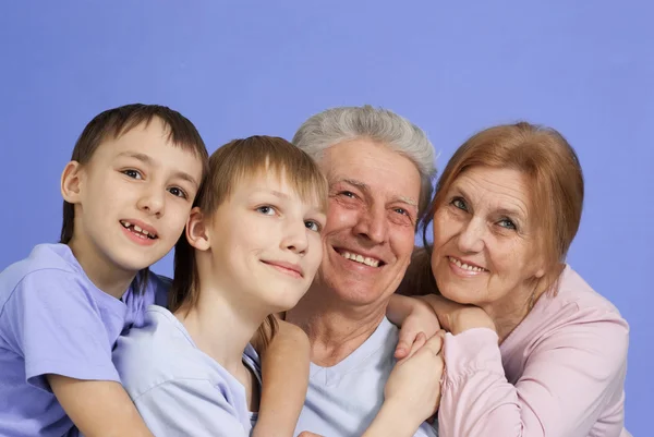 Une famille heureuse de quatre personnes — Photo