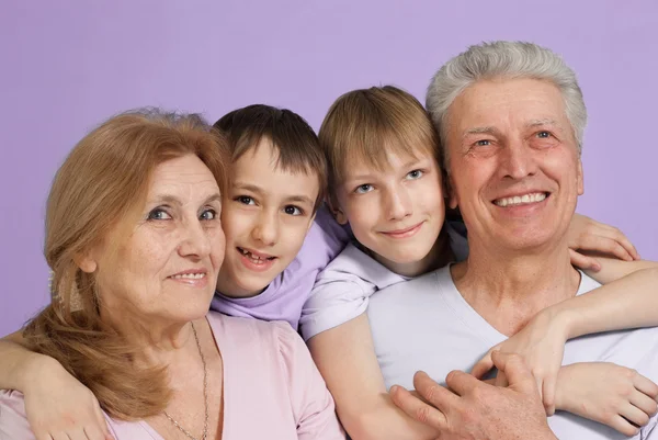 Une famille heureuse de quatre personnes — Photo