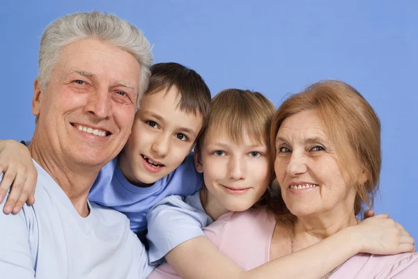 Een gelukkig gezin van vier. — Stockfoto