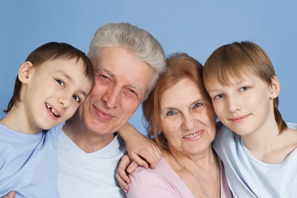 Une famille heureuse de quatre personnes — Photo