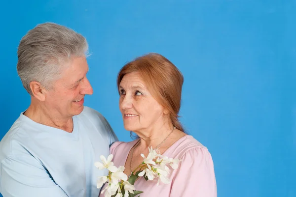 Glückliche kaukasische Senioren stehen zusammen mit der Blume — Stockfoto