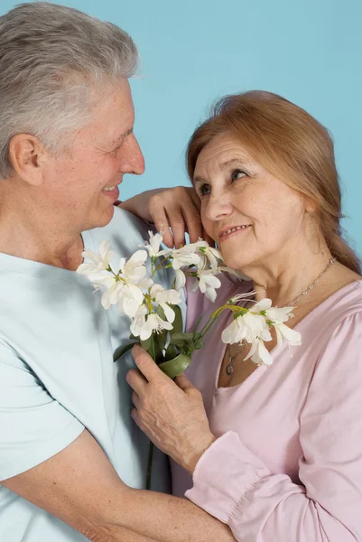 Happy Caucasian elderly stand together with the flower — Stock Photo, Image