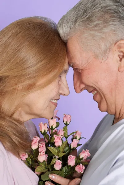 Glückliche kaukasische Senioren stehen zusammen mit der Blume — Stockfoto