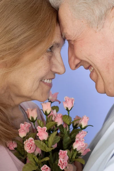 Feliz caucásico anciano de pie junto con la flor — Foto de Stock