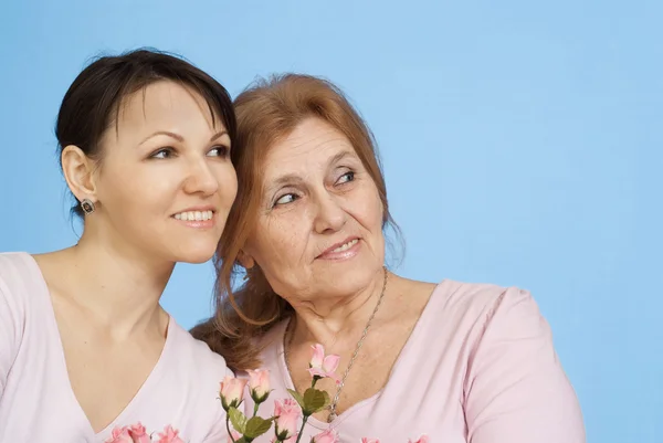 En vacker kaukasiska mor med sin vuxna dotter — Stockfoto