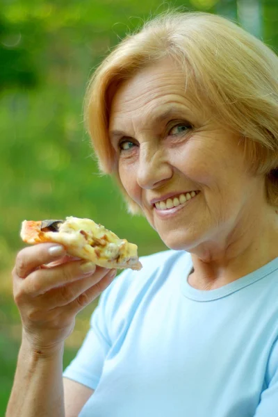 Mulher loke pizza — Fotografia de Stock