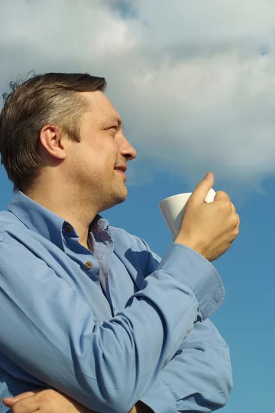 Uomo sotto un cielo blu — Foto Stock