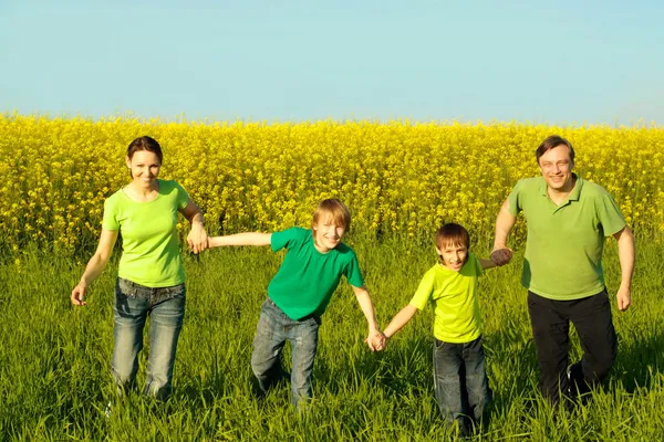 Bella famiglia ha viaggiato nei fine settimana — Foto Stock