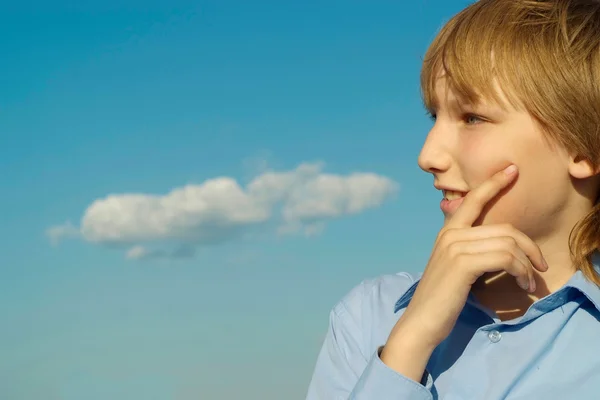 Bambino sotto un cielo blu — Foto Stock