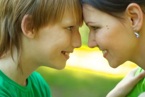 Goede familie reisde in het weekend naar aard — Stockfoto