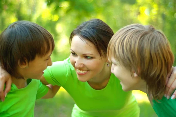 Giovane famiglia viaggiato nella natura — Foto Stock