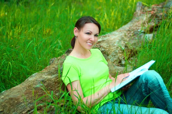 Vackra lady funderar på något — Stockfoto