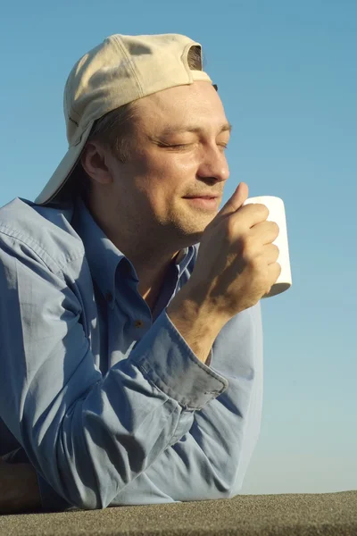 Cool man under en blå himmel — Stockfoto