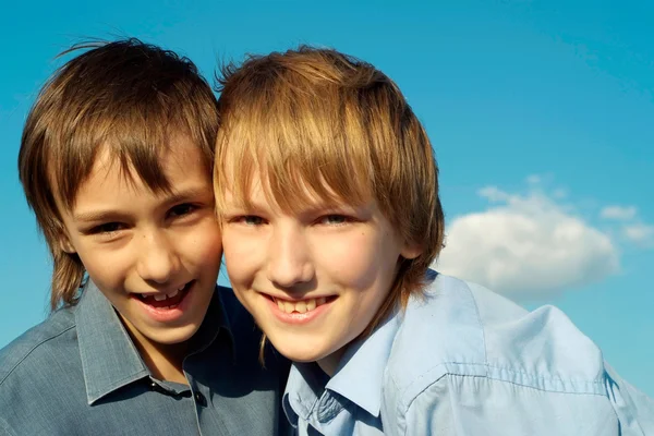 Hermanos disfrutando de la naturaleza —  Fotos de Stock