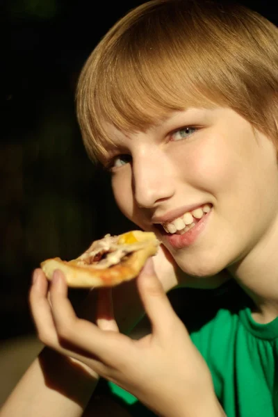 Rapaz gosta de comer pizza — Fotografia de Stock