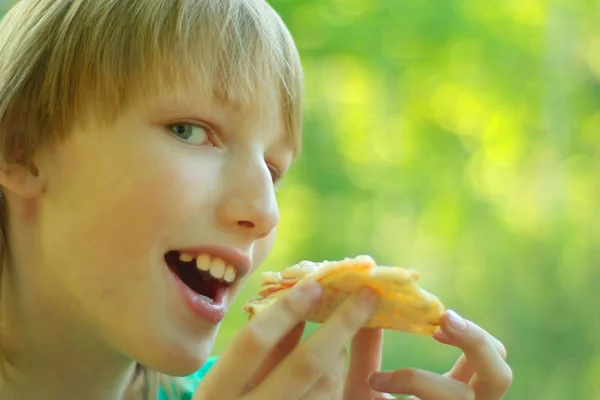 少年とおいしいピザ — ストック写真