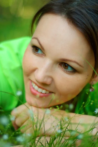 Mooie vrouw denken over iets — Stockfoto