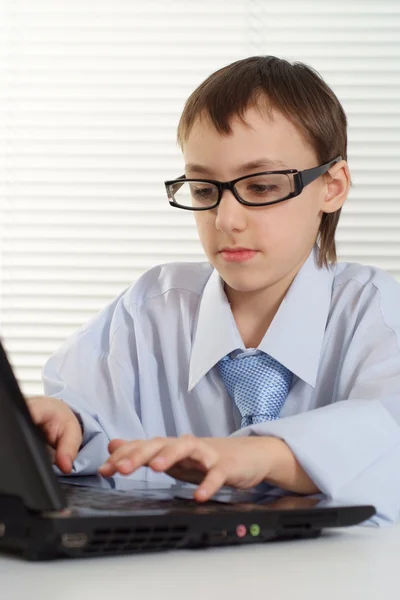 白种人的年轻商业工作在计算机上一个好男人 — 图库照片