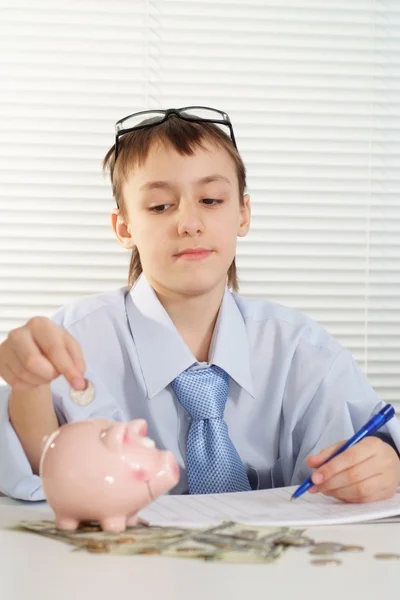 Jonge bedrijf een goede vent zet een munt in een piggy bank — Stockfoto