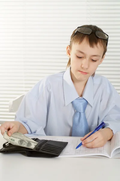 Молодой кавказский бизнесмен. Хороший мальчик получает деньги из сумочки. — стоковое фото