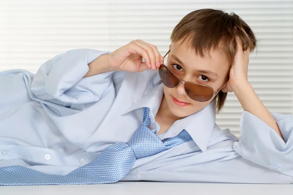 The Caucasus is a handsome young guy wearing glasses — Stock Photo, Image