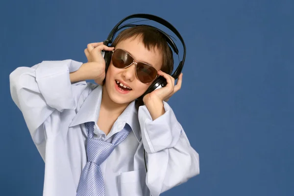 Caucasian nice young man with headphones posing — Stock Photo, Image