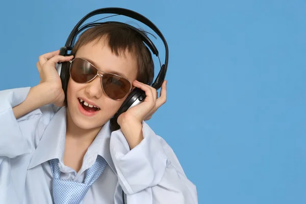 Καυκάσιος καλή νεαρός με ακουστικά που παρουσιάζουν — Φωτογραφία Αρχείου