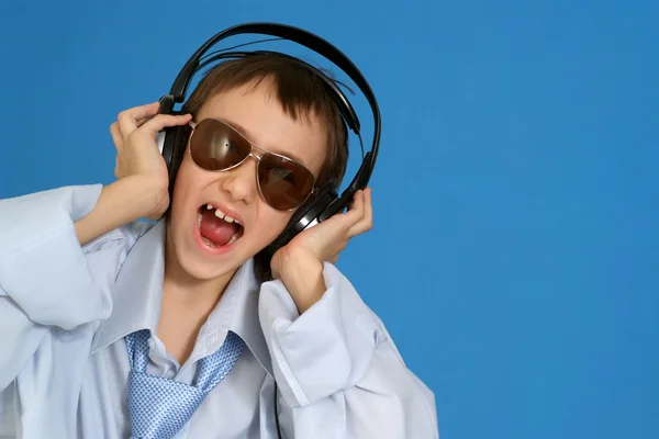 Kaukaski szczęśliwy młody człowiek z słuchawki pozowanie — Zdjęcie stockowe