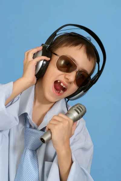 Beyaz yakışıklı delikanlı ile kulaklık ve mikrofon po — Stok fotoğraf