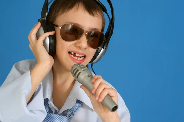 Caucásico joven guapo con auriculares y un micrófono po — Foto de Stock