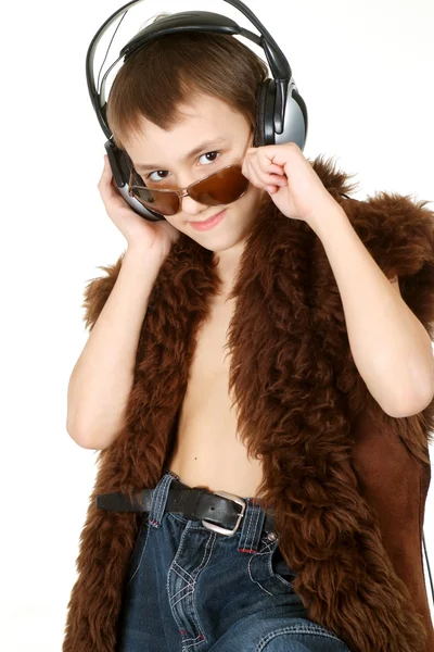 Guapo joven en un chaleco y posando con auriculares — Foto de Stock