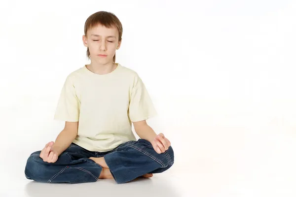 Caucásico adolescente sentado meditando —  Fotos de Stock