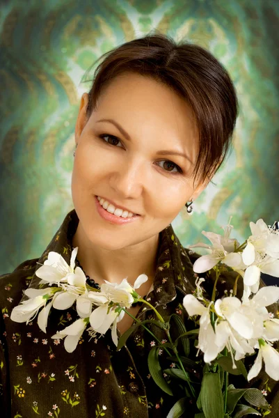 Hübsche Frau mit Blumen — Stockfoto