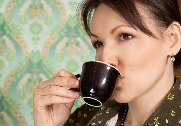 Femme mignonne avec une tasse de thé — Photo