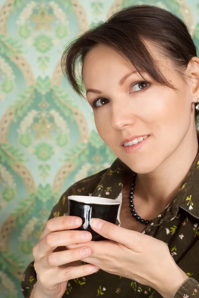 Schöne Frau mit einer Tasse Tee — Stockfoto